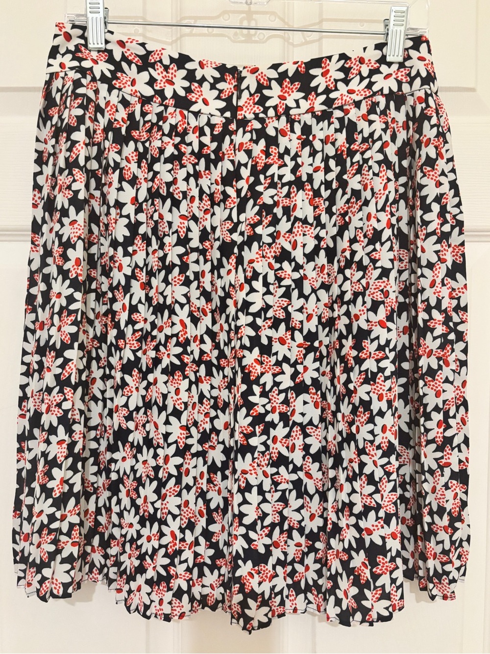 ❤️ J. Crew Navy Floral Pleated Skirt with White & Red Flowers ❤️ - Picture 3 of 4